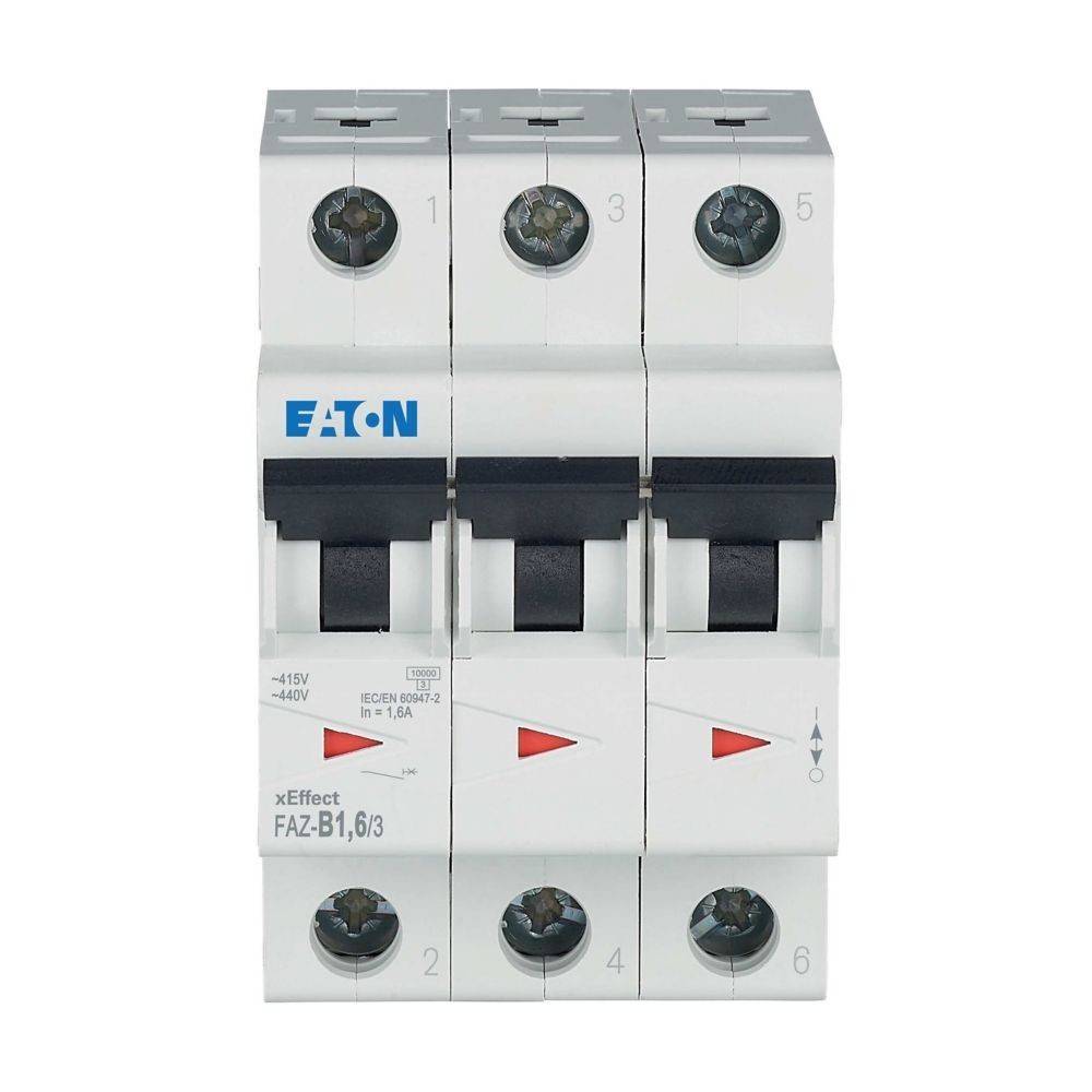 Eaton xEffect FAZ-B1, 6/3 Leitungsschutzschalter mit drei Schaltern, beschriftet mit 1, 3 und 5, und schwarzen Kippschaltern auf einem weißen Gehäuse.