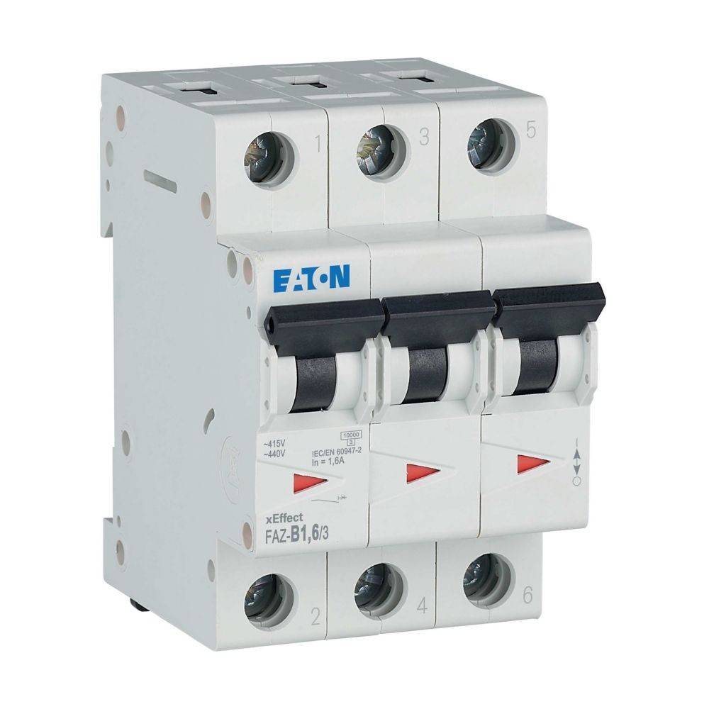 Ein 3-poliger elektrischer Leistungsschalter mit Kippschaltern, beschriftet mit 'Eaton' und 'xEffect FAZ-B1, 6/3', verwendet zur Stromkreisabsicherung.