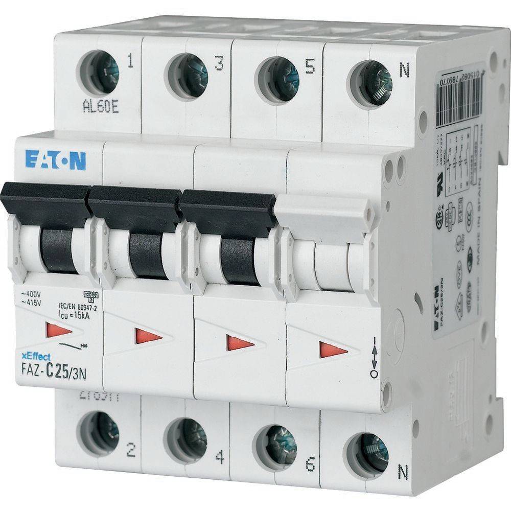 Ein vierpöliger Leistungsschalter mit Kippschaltern, Marke 'Eaton FAZ-C25/3N', gekennzeichnet für 400V und 25A.
