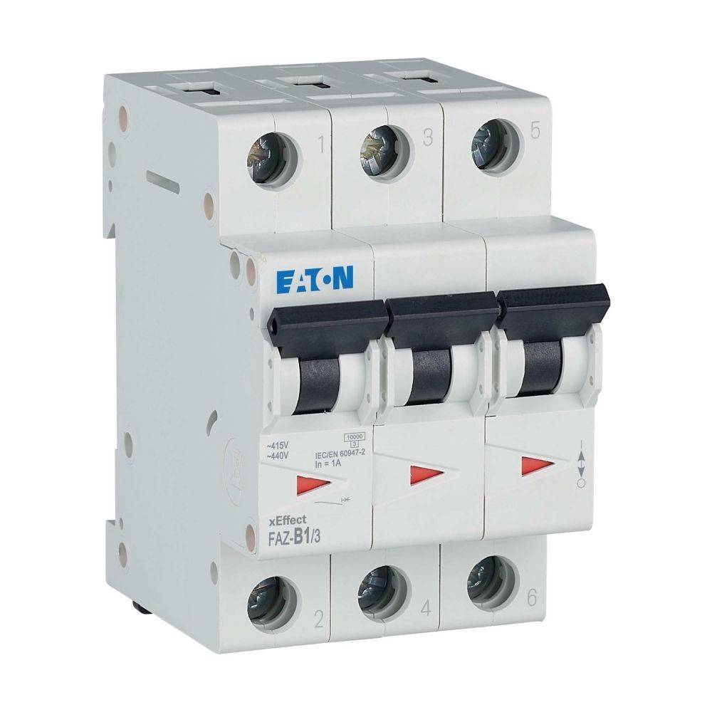 Ein dreipöliger Leistungsschalter von Eaton, gekennzeichnet als 'xEffect FAZ-B13', entwickelt für Sicherheit und Stromverteilung in elektrischen Schaltschränken.
