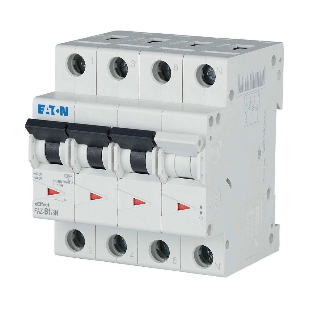 Ein weißer Sicherungsautomat mit vier Schaltern, beschriftet mit ‚Eaton FAZ-B13N'. Er dient der elektrischen Sicherheit, verfügt über ein kompaktes Design und mehrere Anschlusspunkte.