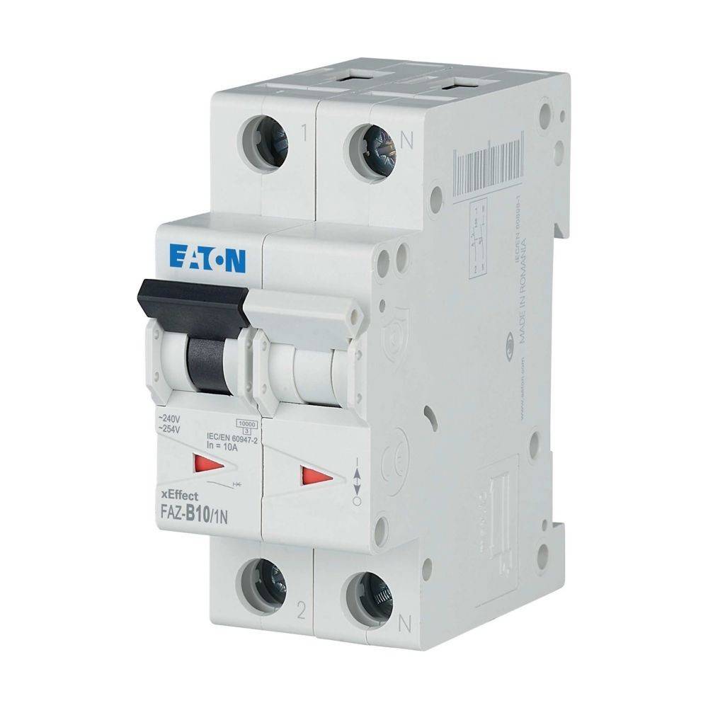 Ein weißer Eaton-Leistungsschalter mit der Bezeichnung ‚FAZ-B10/1N' mit Doppelschaltern und Anschlussklemmen, der für elektrische Sicherheit und Schaltungssteuerung verwendet wird.