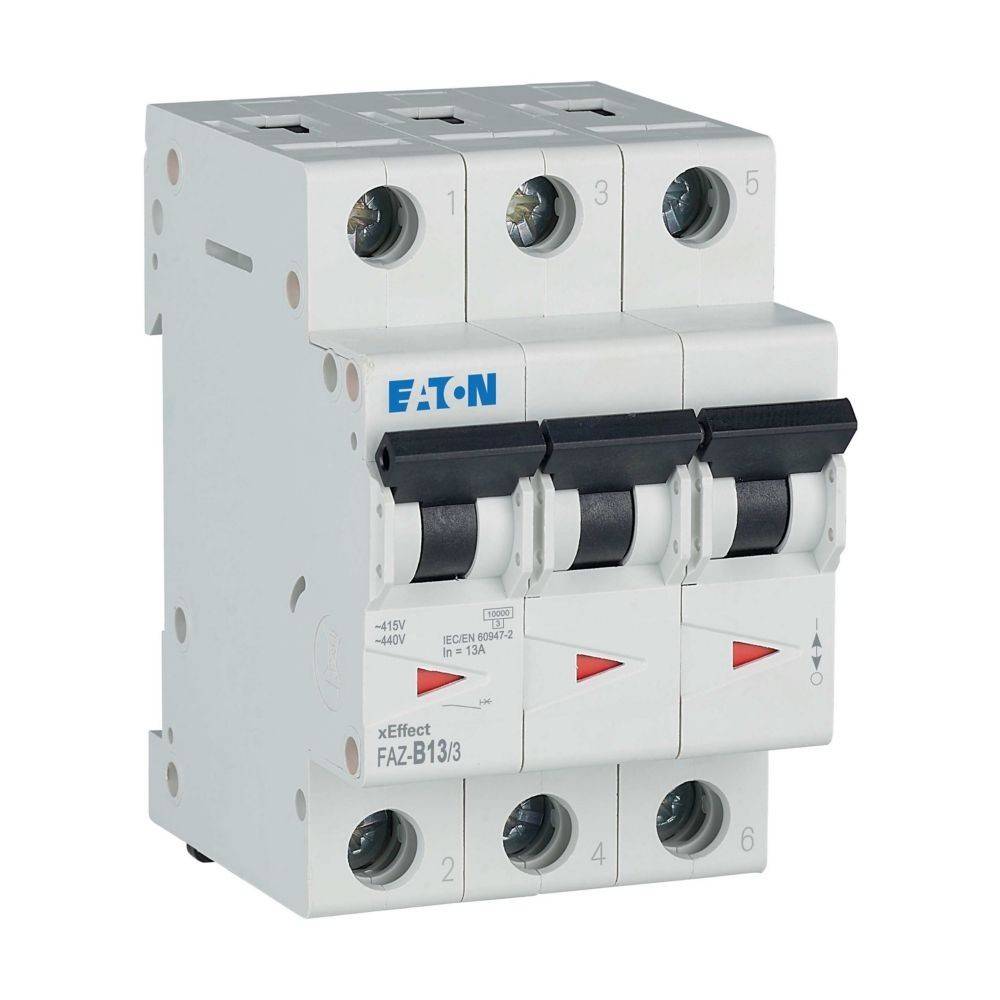 Ein dreipoliger Leistungsschalter mit der Bezeichnung 'Eaton', der drei schwarze Schalter aufweist, deutet auf eine umfassende elektrische Systemsteuerung hin.