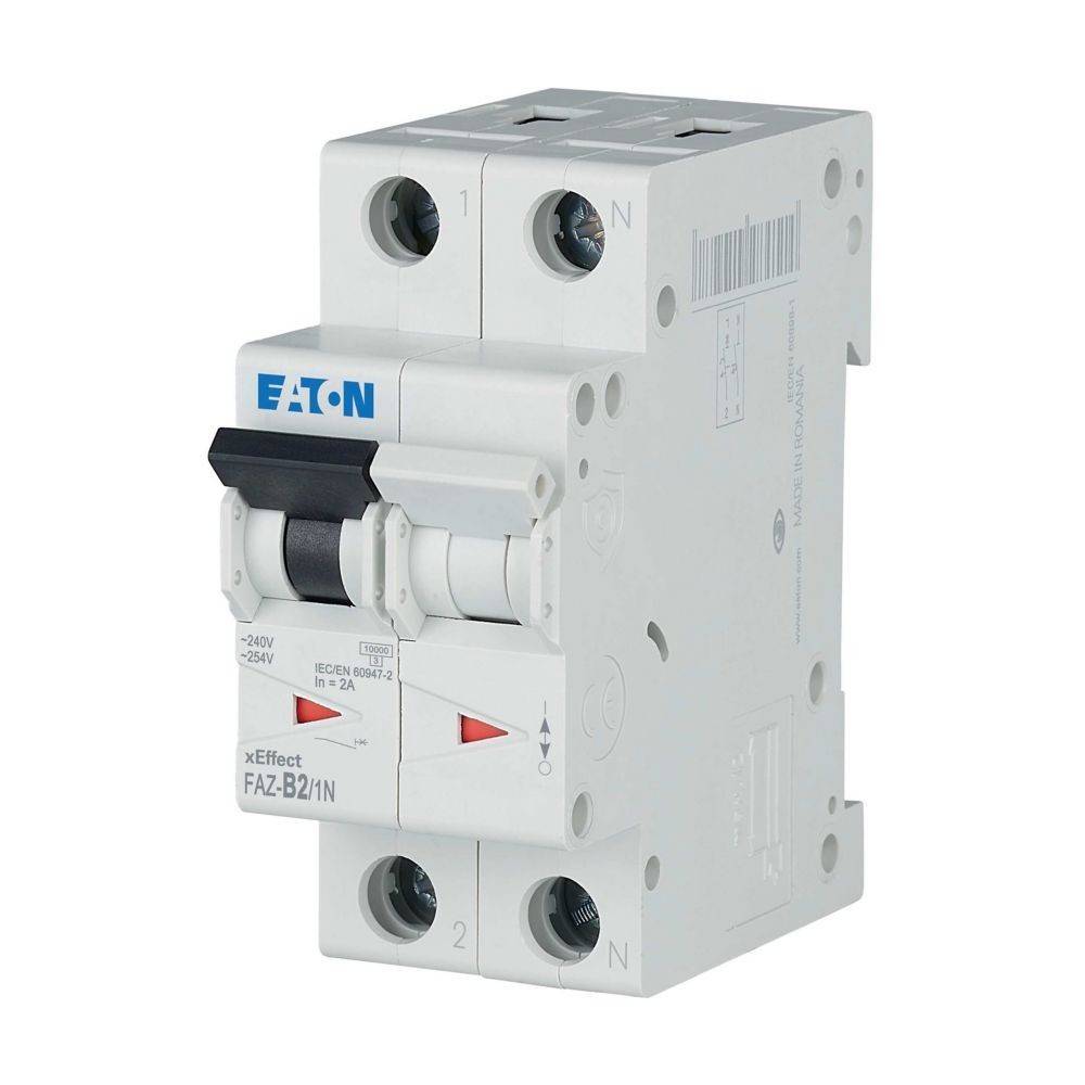 Ein weißer Sicherungsautomat mit Doppelschaltern, beschriftet mit ‚Eaton FAZ-B21N xEffect', verwendet für elektrischen Leitungsschutz.