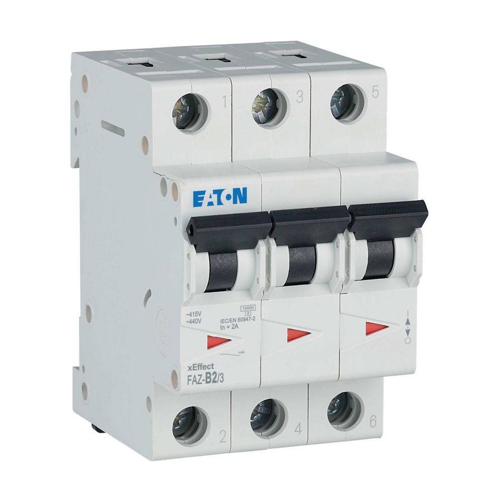 Ein dreipoliger Leistungsschalter mit der Markenbezeichnung ‚Eaton', Modell FAZ-B23. Er verfügt über rote Umschalter zur Steuerung elektrischer Stromkreise.