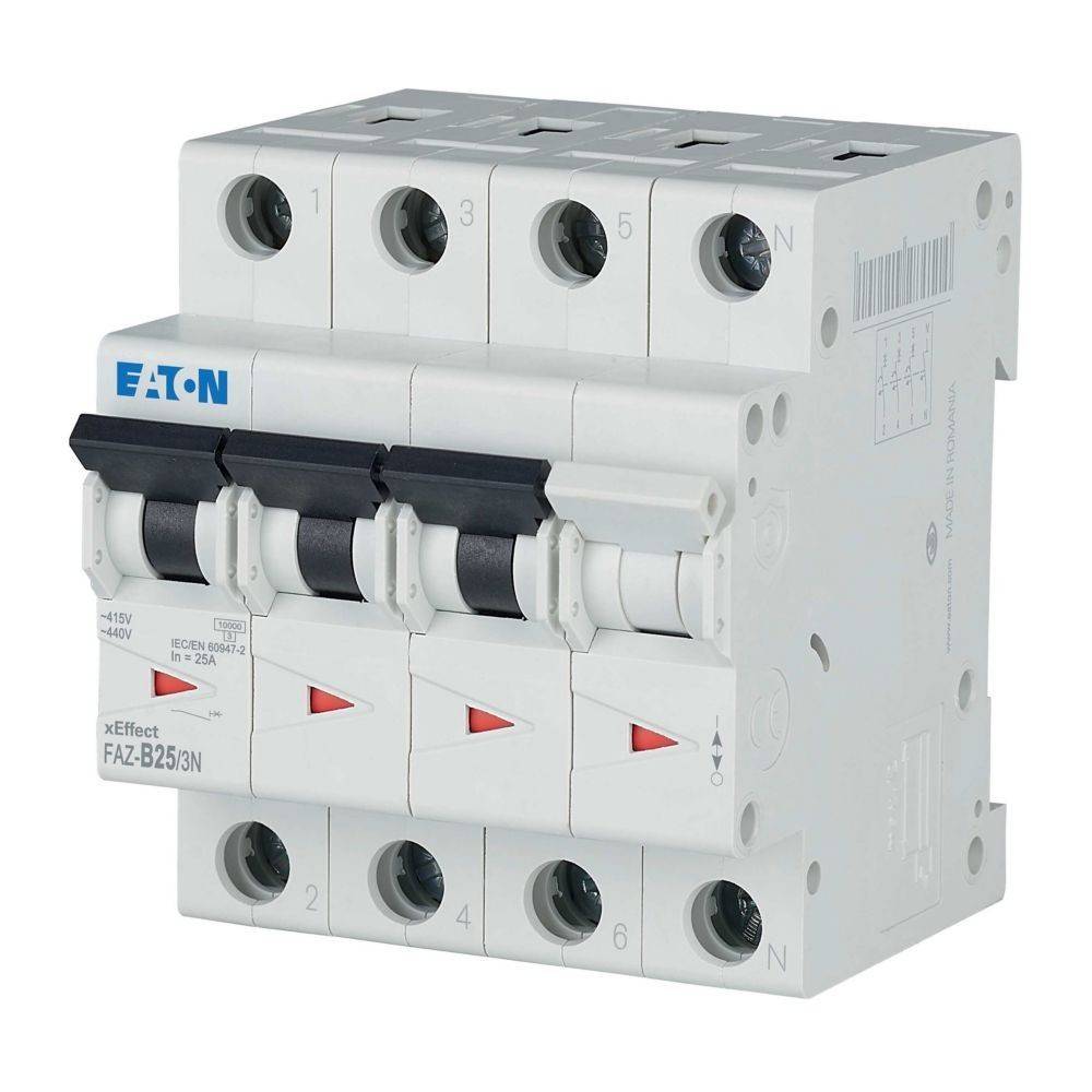 Ein weißer Eaton-Leistungsschalter mit drei Schaltern und roten Pfeilen. Er ist mit ‚xEffect FAZ-B25/3N' beschriftet. Wird zum Schutz elektrischer Schaltkreise verwendet.