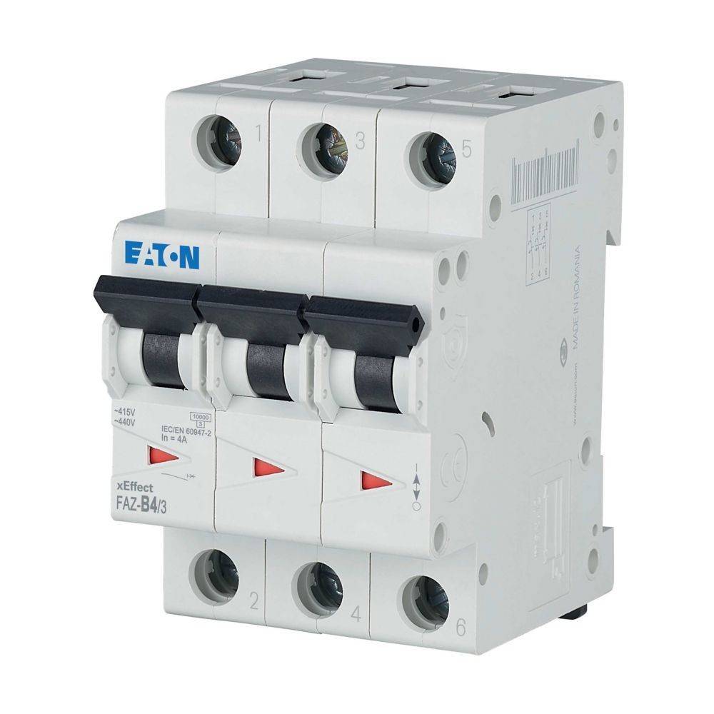 Ein weißer Eaton-Leistungsschalter mit drei Schalterhebeln, gekennzeichnet als 'xEffect FAZ-B4/3', verwendet zur Steuerung elektrischer Stromkreise und zur Gewährleistung der Sicherheit.