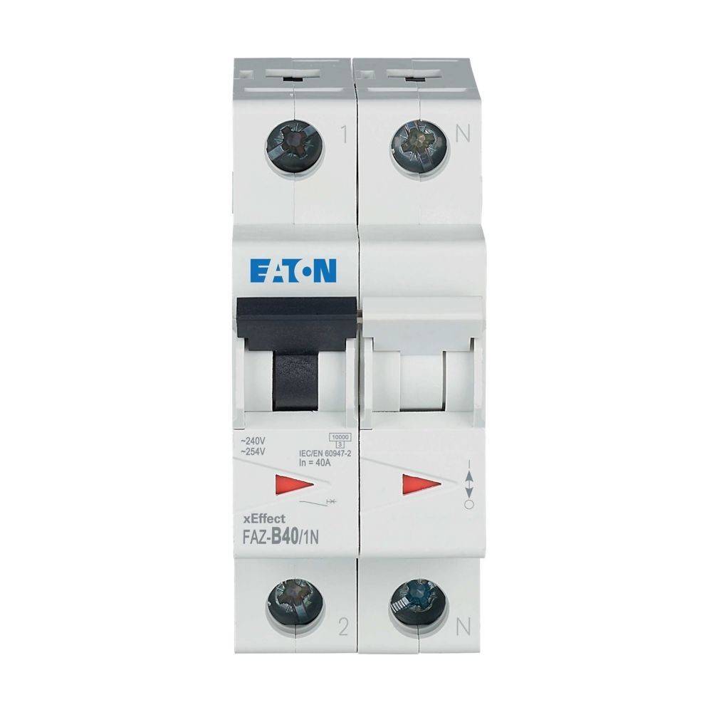Ein weißer Eaton-Leistungsschalter, Modell FAZ-B40/1N, mit einem schwarzen Schalter und rotem Indikator, der Spannungs- und Stromwerte anzeigt.