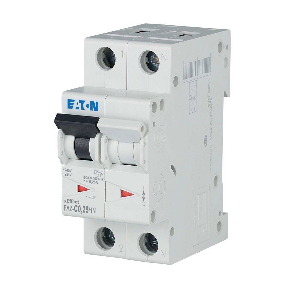 Ein Sicherungsautomat mit der Bezeichnung 'Eaton xEffect FAZ-C0,25/1N' mit weißem Gehäuse und schwarzem Schalter, konzipiert für elektrische Sicherheit und Steuerung.