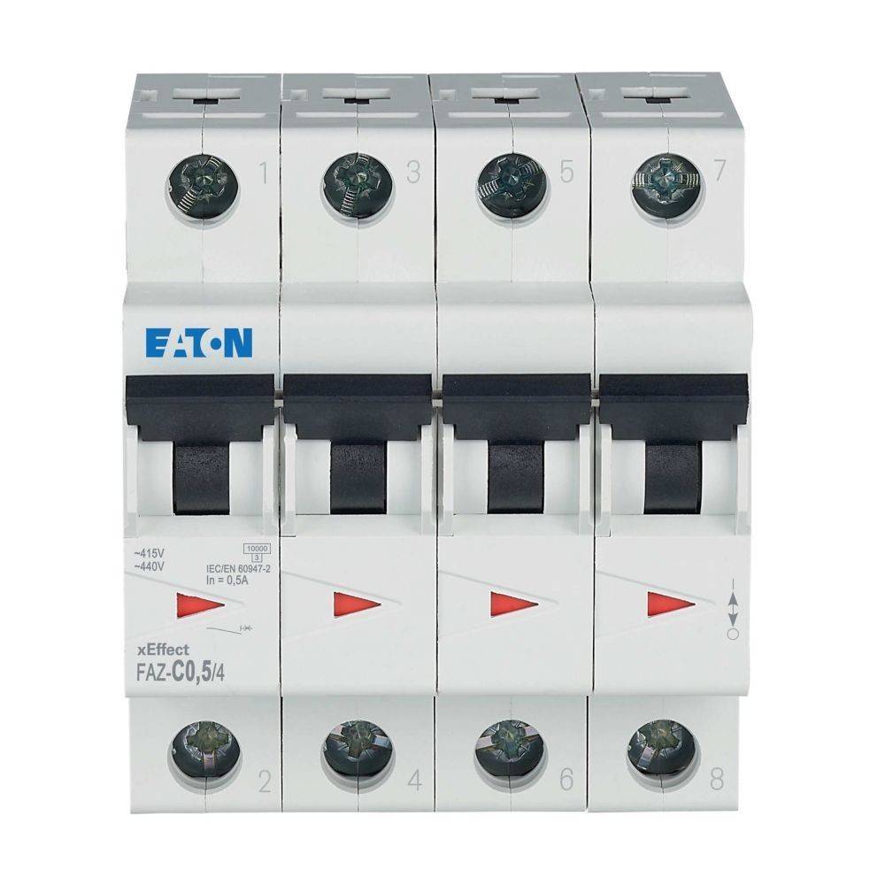 Ein vierpoliger Leistungsschalter mit der Aufschrift 'Eaton xEffect FAZ-C0,5/4', der Schalter und Anschlusspunkte für elektrische Verwendung zeigt.