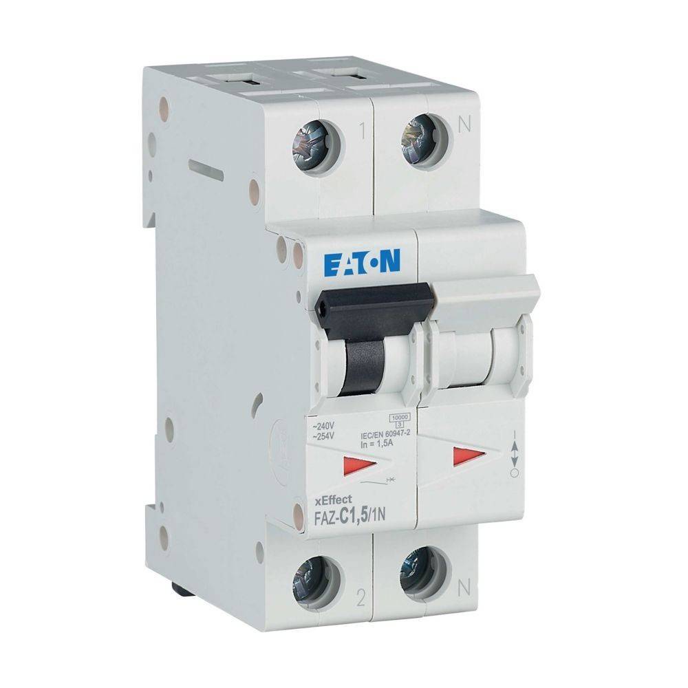 Ein weißer Doppel-Pol-Leitungsschutzschalter mit der Markenbezeichnung 'Eaton' und sichtbaren elektrischen Nennwerten auf der Vorderseite, der zur elektrischen Sicherheit in Haushalten verwendet wird.