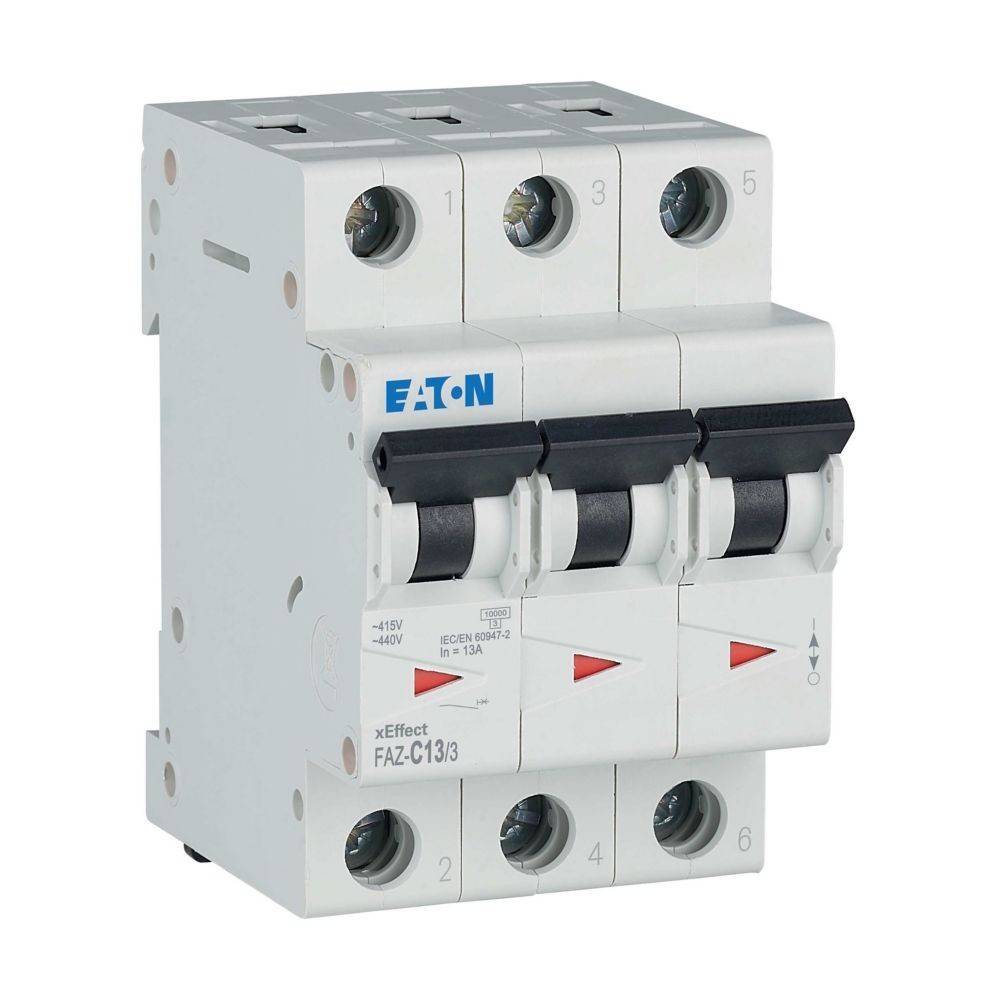 Ein weißer Eaton-Leistungsschalter mit drei Schaltern, beschriftet mit 'xEffect FAZ-C13/3', der für elektrische Sicherheit und Steuerung des Stromflusses verwendet wird.