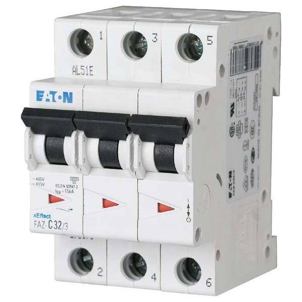 Ein weißer elektrischer Sicherungsautomat mit der Bezeichnung 'Eaton FAZ-C32/3', der drei schwarze Schalter zeigt und für Sicherheit und Energiemanagement entwickelt wurde.