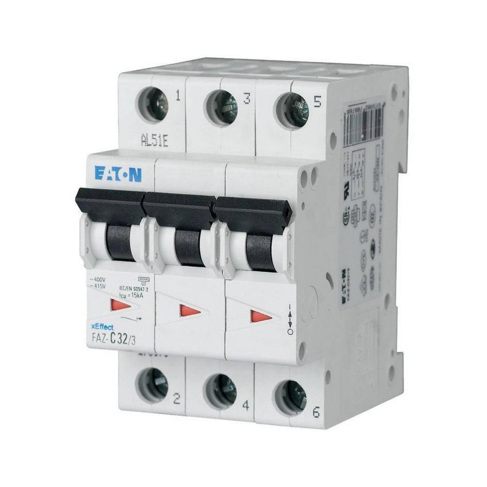 Dreipol-Leistungsschalter mit drei Schaltern, beschriftet mit ‚Eaton' und ‚FAZ-C32/3', konstruiert für elektrischen Schutz, mit gekennzeichneten Ein-/Ausgangsklemmen.