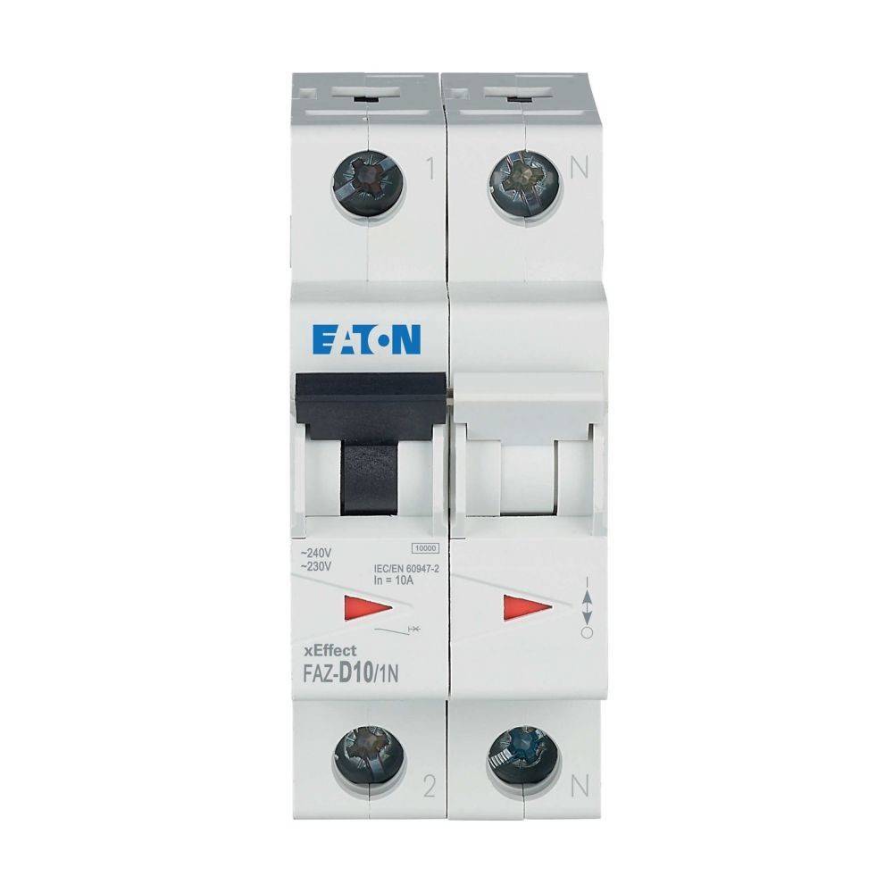 Ein weißer und blauer Eaton FAZ-D101/N Leistungsschalter mit beschrifteten Anschlusspunkten, der verwendet wird, um elektrische Schaltkreise vor Beschädigung zu schützen.