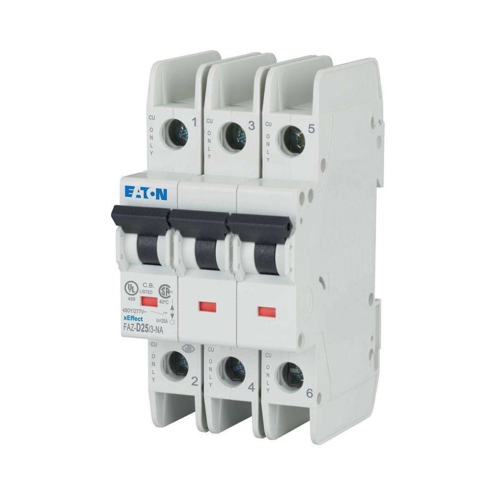 Ein dreipoliger Leistungsschalter mit beschrifteten Schaltern und Anzeigen an der Frontseite, der zum elektrischen Schutz in einem System verwendet wird.
