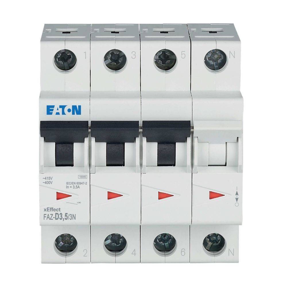 Ein weißer dreiphasiger Leistungsschalter mit 'Eaton' Logo und Modell 'FAZ-D3, 53N', ausgestattet mit einem Schalter und roten Warndreieck-Indikatoren.