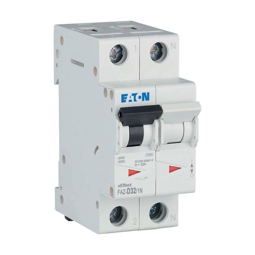 Ein weißer Leitungsschutzschalter mit Kippschalter, gekennzeichnet als 'EATON xEffect FAZ-D32/1N'. Ausgelegt für 240/400V, 32A, zur elektrischen Sicherheit und Stromkreisabsicherung.