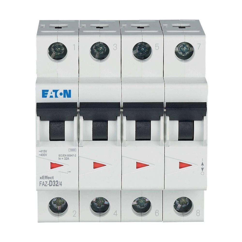 Ein Vier-Pol-Leistungsschalter mit beschrifteten Schaltern und Pfeilen, der das Eaton-Logo und das Modell 'xEffect FAZ-D32/4' zeigt.