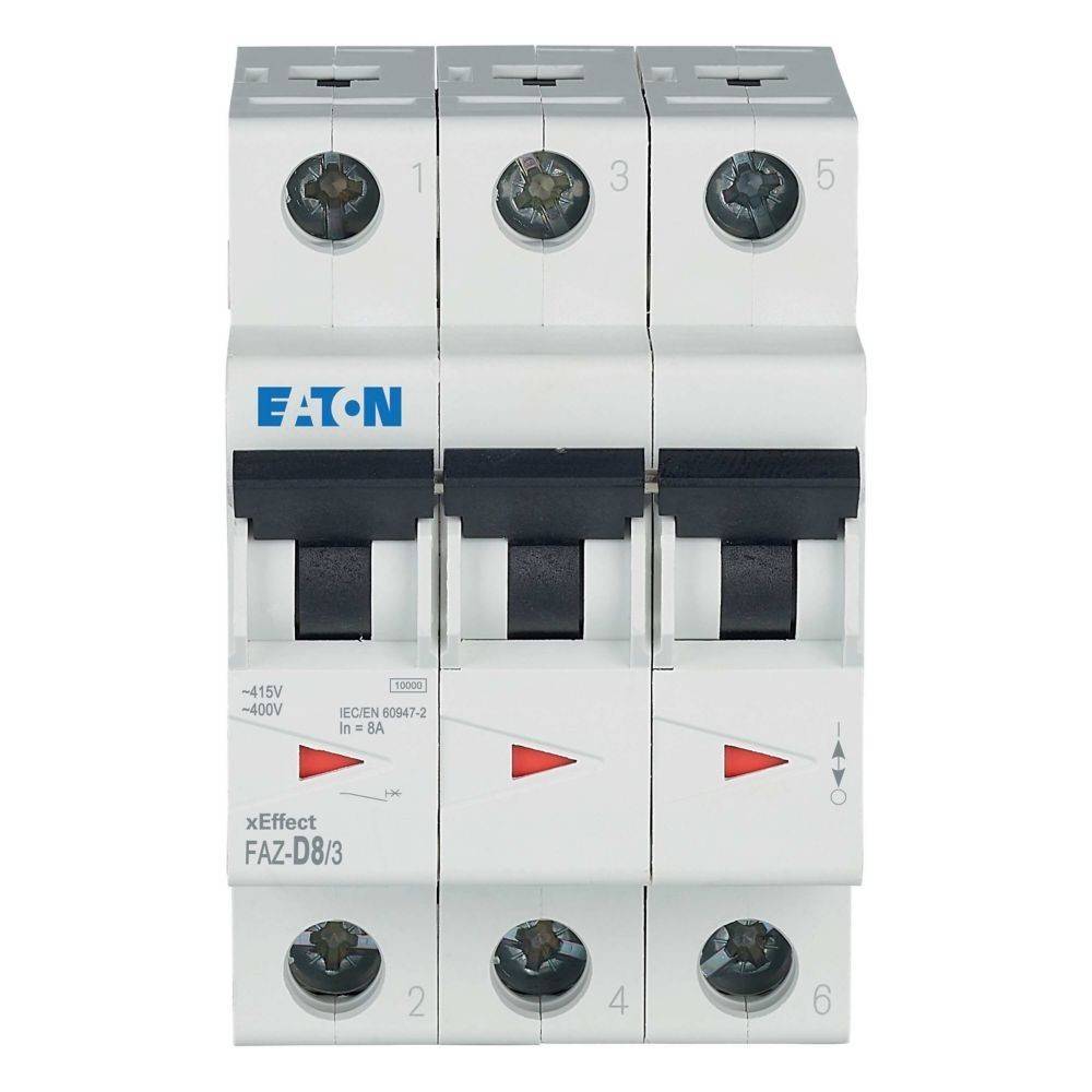 Elektrischer Leistungsschalter der Marke 'Eaton', Modell 'FAZ-D8/3' mit drei Schaltern, gekennzeichnet für 415V/400V, zur Stromkreissteuerung und -absicherung.