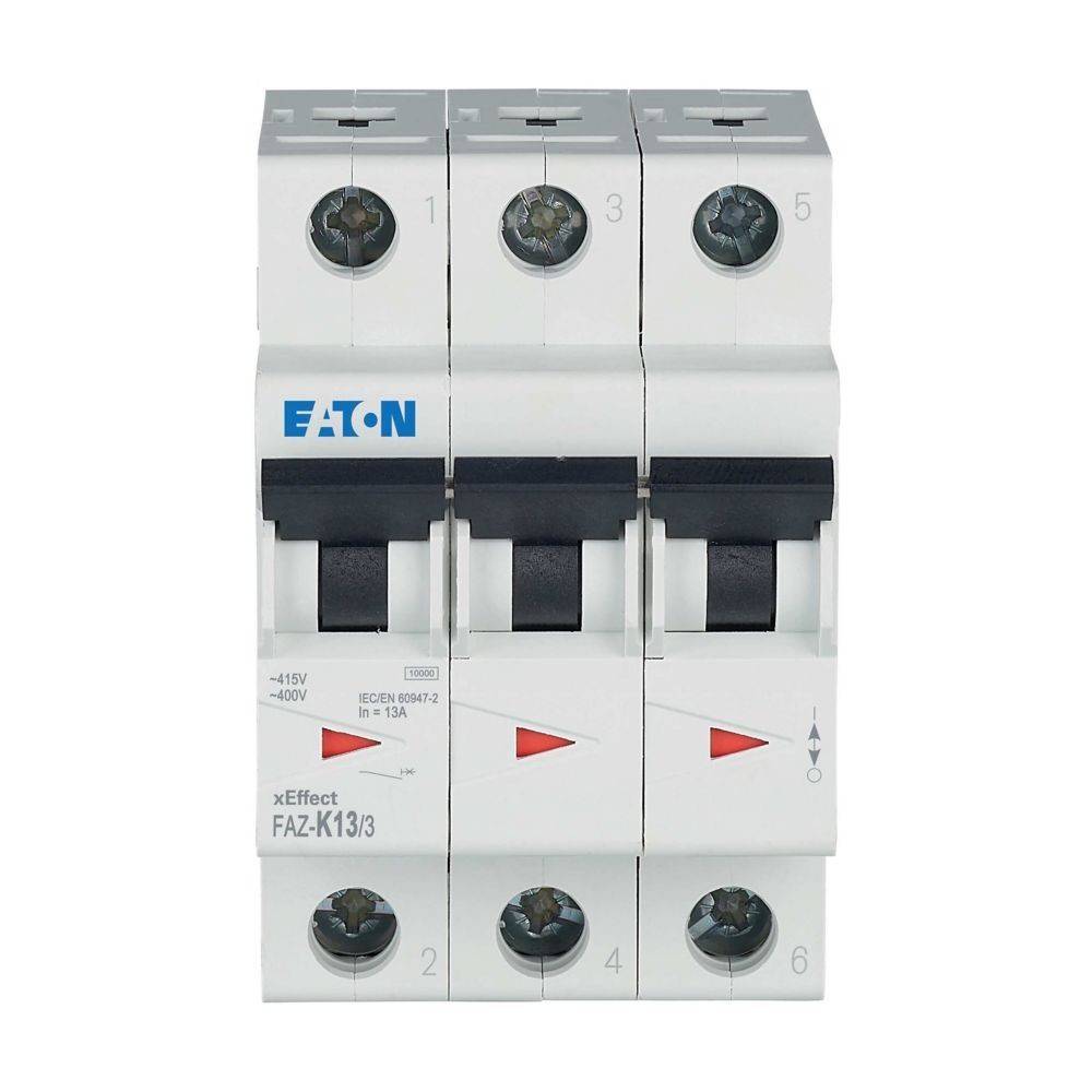 Ein Leistungsschalter mit drei Schaltern, beschriftet mit ‚Eaton FAZ-K13/3'. Er ist für 400V, 50/60Hz-Anwendungen ausgelegt und hat eine Nennstromstärke von 13A.