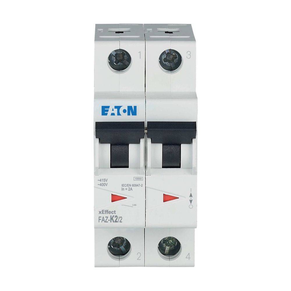 Eaton FAZ-K2/2 Leistungsschalter, der zwei Schalter für elektrische Sicherheit zeigt, ausgelegt für 240/415V und 400V, mit roten Pfeilindikatoren.