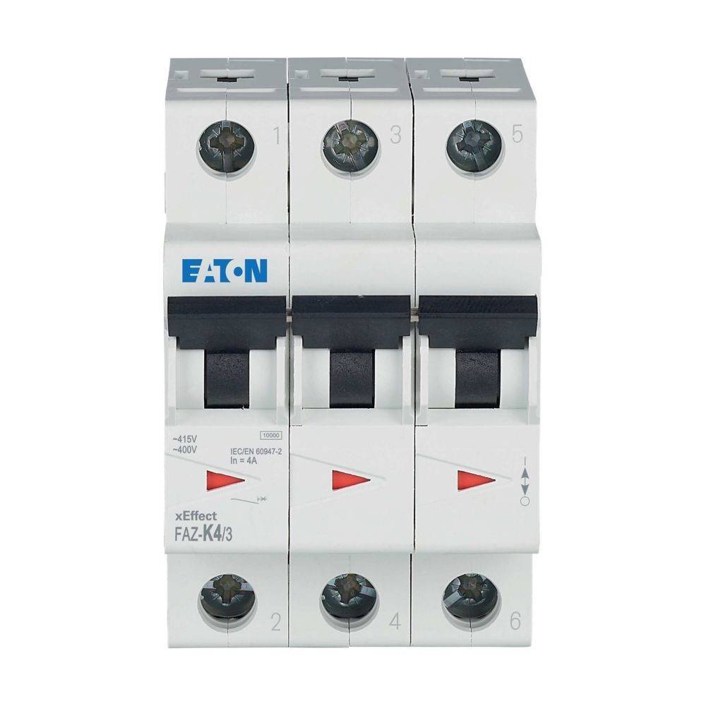 Ein weißer Sicherungsautomat von Eaton mit drei Schaltern, versehen mit nummerierten Positionen und roten Pfeilindikatoren, der zur elektrischen Stromkreisabsicherung verwendet wird.