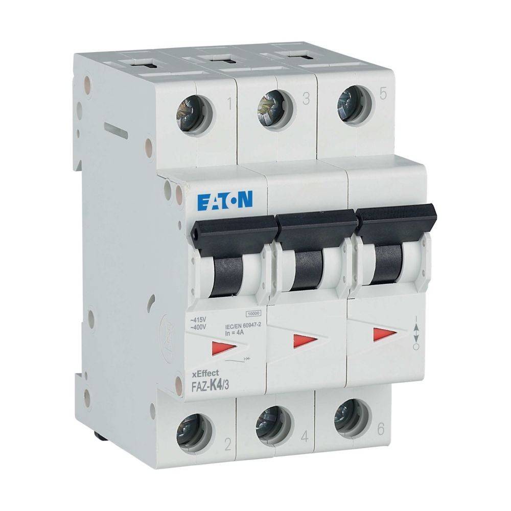 Ein dreipoliger Leitungsschutzschalter mit der Bezeichnung 'Eaton xEffect FAZ-KA3', dessen Hebel in 'EIN'-Stellung zeigen und der für elektrischen Schutz verwendet wird.