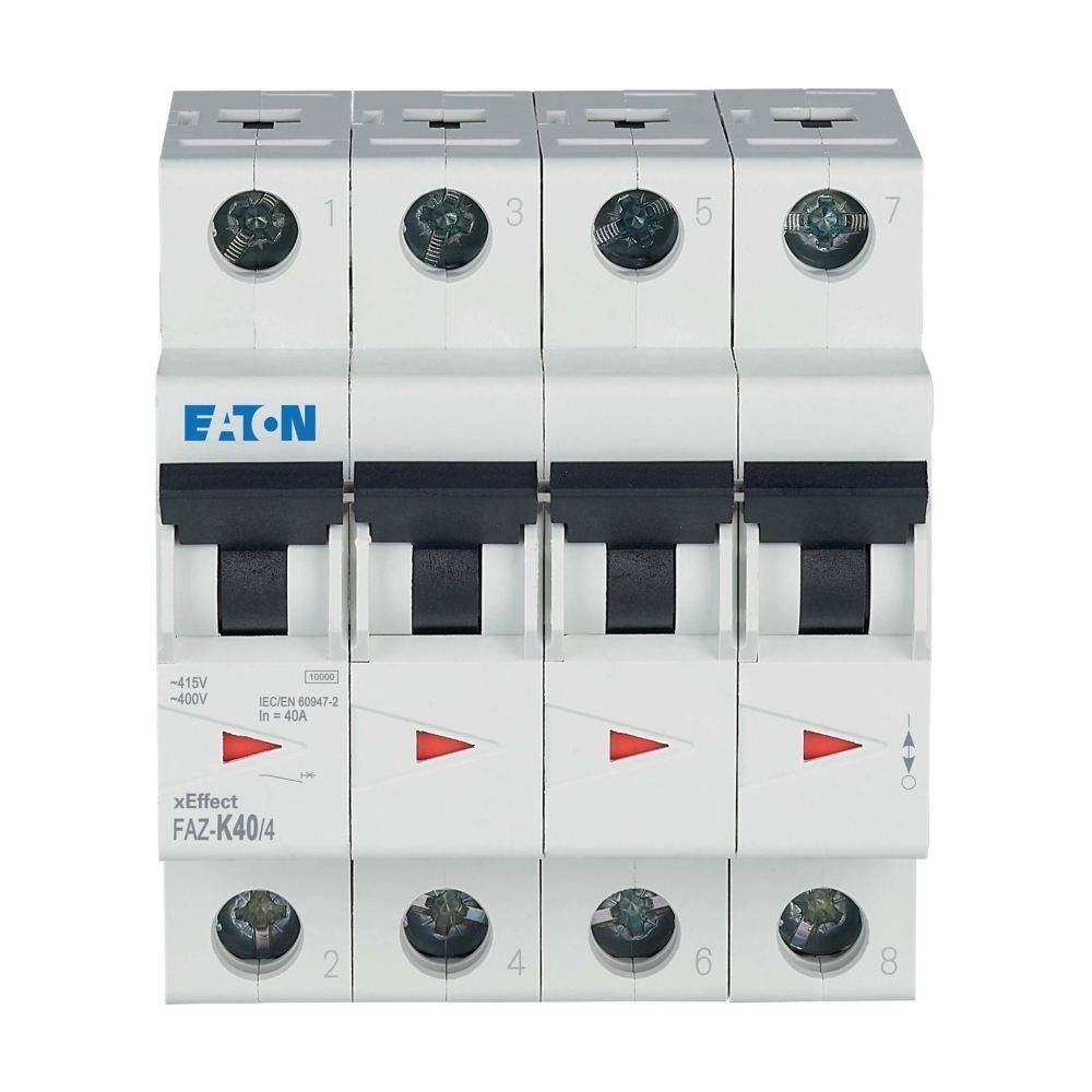 Eaton-Leistungsschalter FAZ-K40/4 mit vier Schaltern, gekennzeichnet mit Spannungsspezifikationen. Verwendet für Schutz elektrischer Stromkreise.