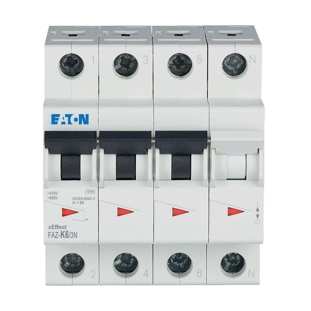 Ein vierpoliger Leistungsschalter mit der Bezeichnung 'EATON xEffect FAZ-K63N', konzipiert für den elektrischen Leitungsschutz.