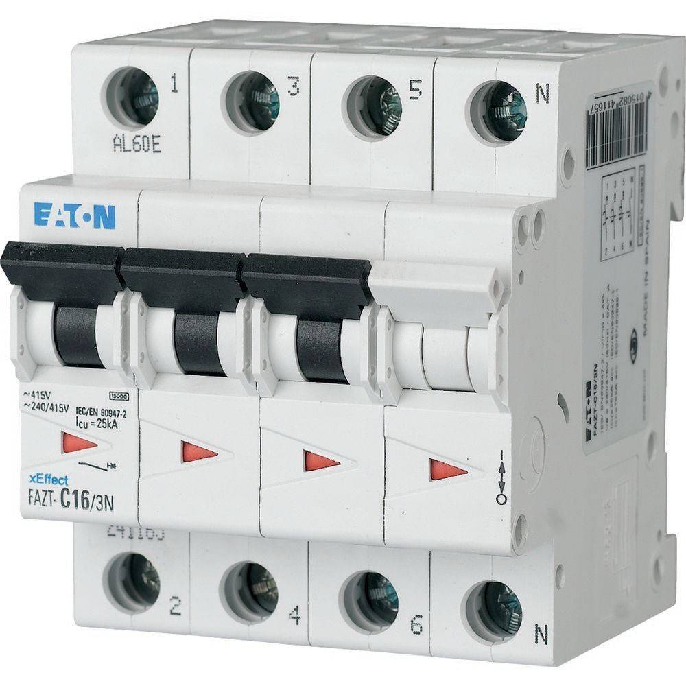 Dreiphasen-Leistungsschalter mit vier Schaltern und beschrifteten Anschlüssen, verwendet zum Schutz elektrischer Stromkreise.