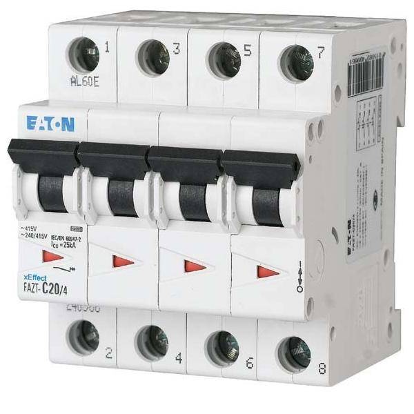 Ein vierpoliger Leistungsschalter mit Schaltern, gekennzeichnet als 'Eaton FAZ7-C20/4', ausgelegt für elektrische Sicherheit und Leitungsschutz.
