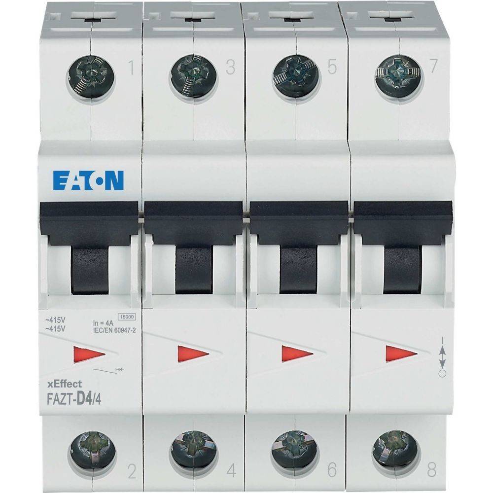 Ein Leitungsschutzschalter mit vier Schaltern, beschriftet mit ‚Eaton xEffect FAZT-D4/4', konzipiert für elektrische Sicherheit, mit roten Anzeigen darunter.
