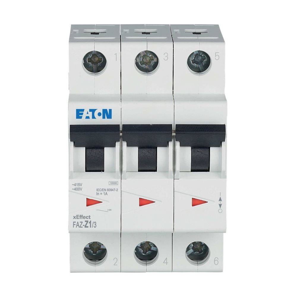Ein dreipoliger Leistungsschalter mit beschrifteten Schaltern und der Markenbezeichnung 'Eaton xEffect FAZ-Z13', verwendet für elektrische Sicherheitsschutzmaßnahmen.