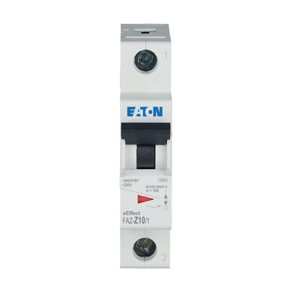 Ein weißer Eaton-Leistungsschalter mit schwarzem Schalter, beschriftet mit 'FAZ-Z10/1', ausgelegt für 240/415V, 220V und 10A, von vorne betrachtet.