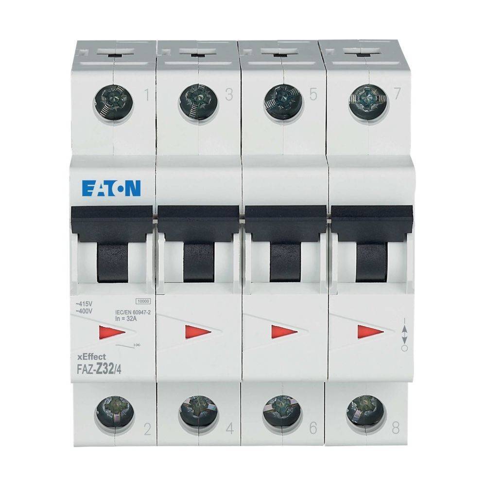 Vierpoliger Leistungsschalter mit Kippschaltern und Eaton-Branding, mit der Bezeichnung FAZ-Z32/4, verwendet zum Schutz elektrischer Stromkreise vor Überlastungen.