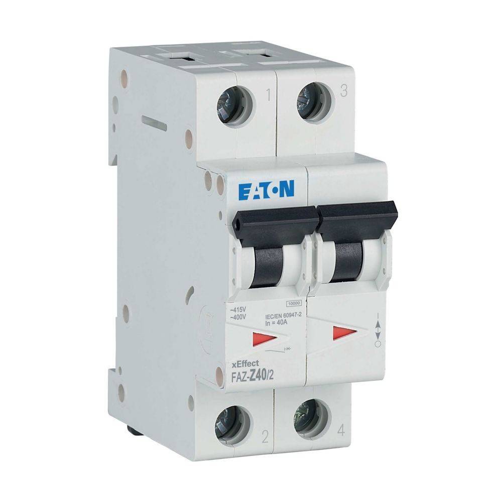 Ein Leistungsschalter mit zwei Schaltern, mit dem Herstellernamen 'Eaton' gekennzeichnet, mit elektrischen Spezifikationen von 400V und 40A, der zur Stromkreisabsicherung verwendet wird.