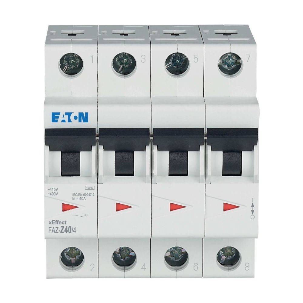 Ein Leistungsschalter mit vier Schaltern, beschriftet mit ‚Eaton', ‚FAZ-Z40/4', konzipiert für elektrische Sicherheit und Schutz in Stromkreisen.