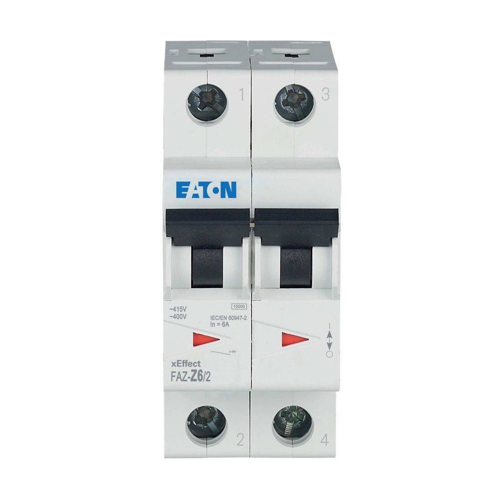 Ein Leistungsschalter von Eaton, Modell FAZ-Z6/2, mit zwei Schaltern, gekennzeichnet für elektrische Verwendung bis zu 400 Volt, vor einem neutralen Hintergrund.