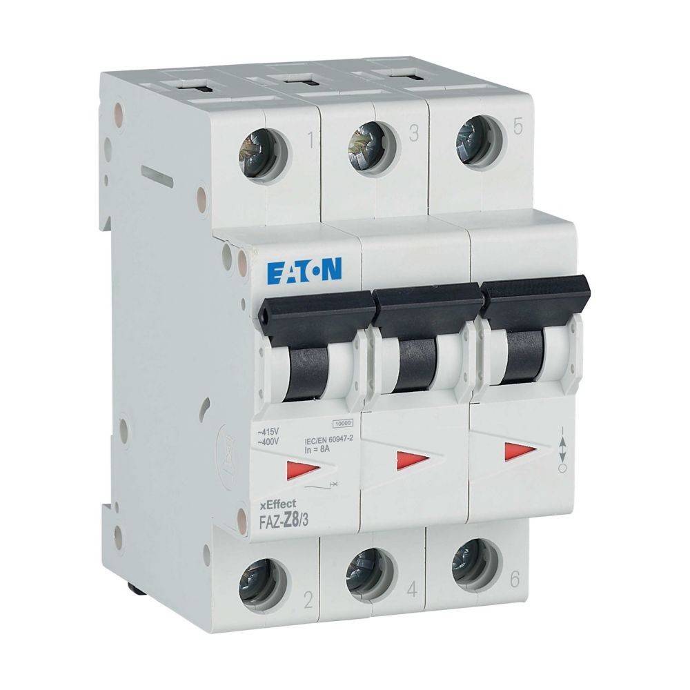 Dreipol-Leistungsschalter mit drei Schaltern, beschriftet mit 'Eaton xEffect FAZ-Z8 13', ausgelegt für 400V, konzipiert zum elektrischen Leitungsschutz.