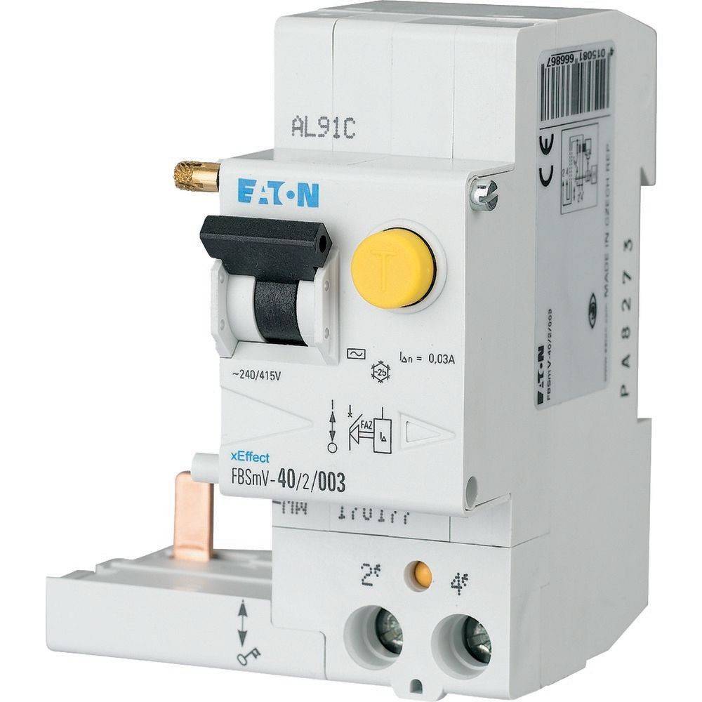 Ein Nahaufnahmebild eines Eaton AL91C Leistungsschalters, das seine Schalter und Bezeichnungen zeigt, der in elektrischen Systemen zur Sicherheit und Steuerung verwendet wird.