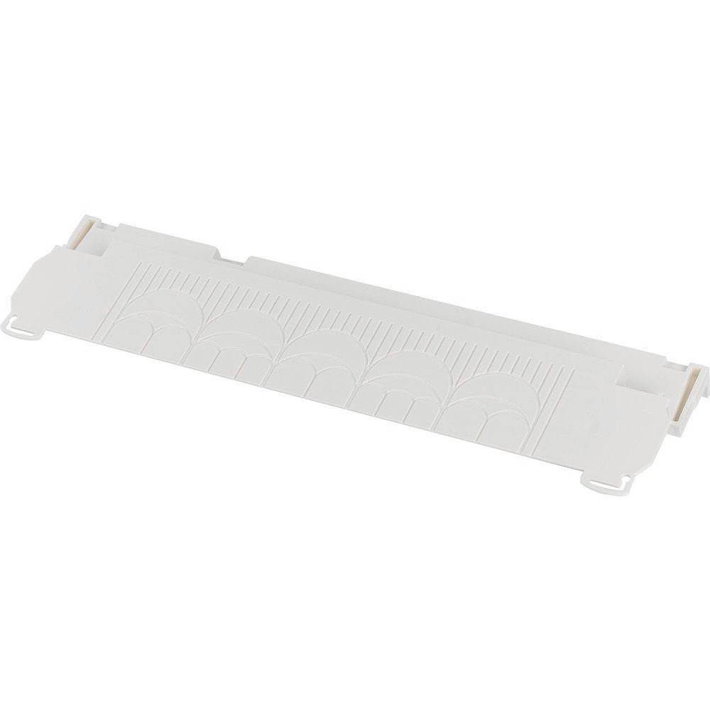 Eine weiße Plastik-Lüfterabdeckung mit einem kreisförmigen Muster und rechteckiger Form, die vor einem einfarbigen Hintergrund sitzt.