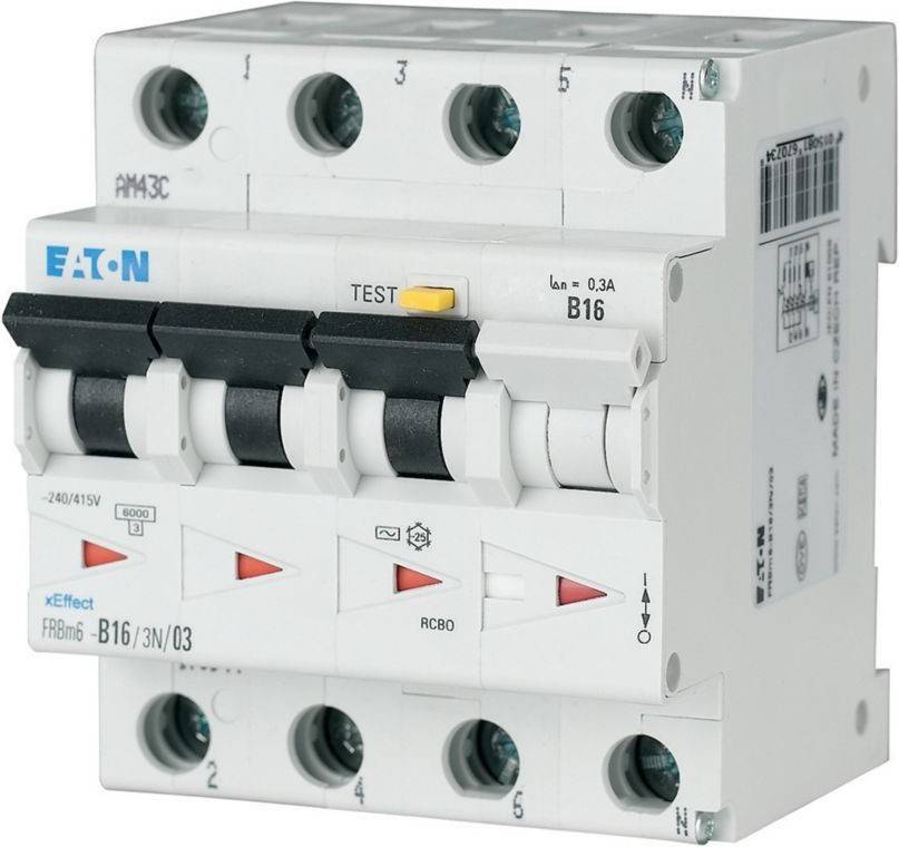 Ein Sicherungskasten mit mehreren Schaltern und Beschriftungen, der für elektrische Sicherheit verwendet wird und Marken- und Modellinformationen auf der Vorderseite zeigt.