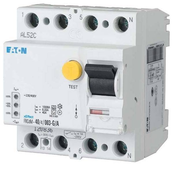 FI-Schutzschalter mit Prüftaste, Dreiphasen-Anschlüssen und auf der Vorderseite sichtbaren Spezifikationen, der für elektrische Sicherheit verwendet wird.