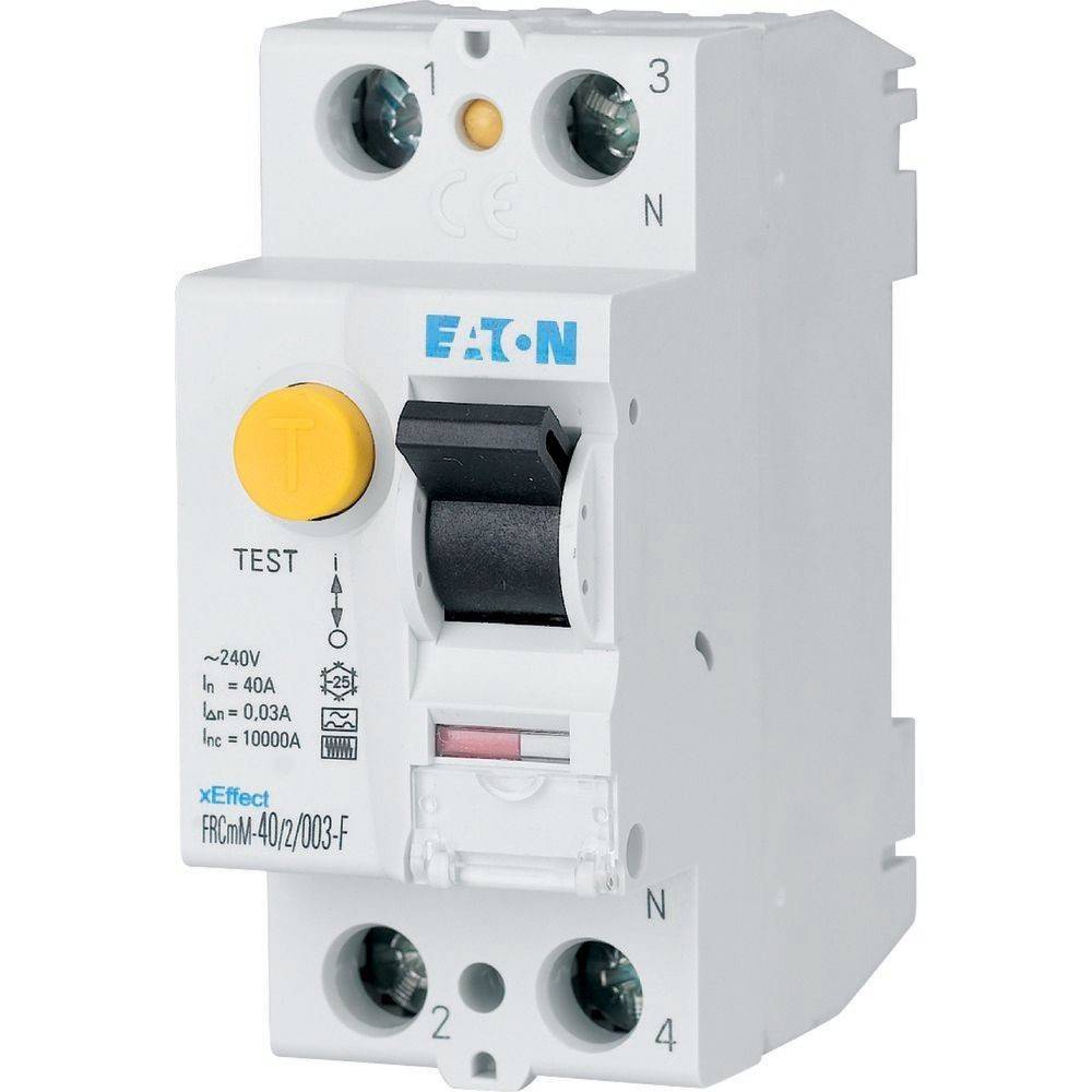 Ein weißer Leitungsschutzschalter mit gelber Testtaste und schwarzem Schalter, mit der Beschriftung 'EATON', ausgelegt für 240V, 40A und 30mA.