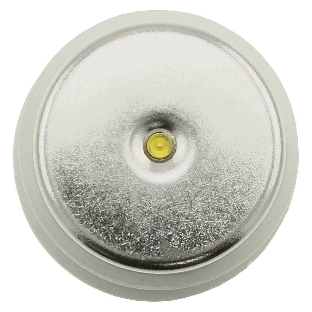 Ein Nahaufnahmefoto einer runden, metallischen Knopfzellenbatterie mit einer kleinen gelben Komponente in der Mitte.