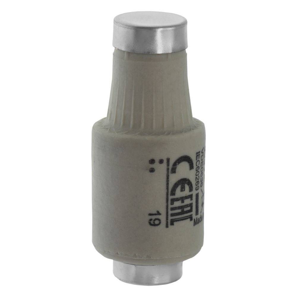 Eine zylindrische Keramikpatrone mit Metallkappen, beschriftet mit 'CE NT' und 'IEC60269', die für elektrische Anwendungen verwendet wird.