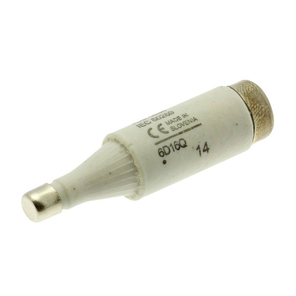 Eine weiße Keramik-Sicherung vom Typ D mit Metallendeinsätzen, gekennzeichnet mit ‚IEC 60269, 6D16Q, 14', die Standards und Spezifikationen anzeigt.