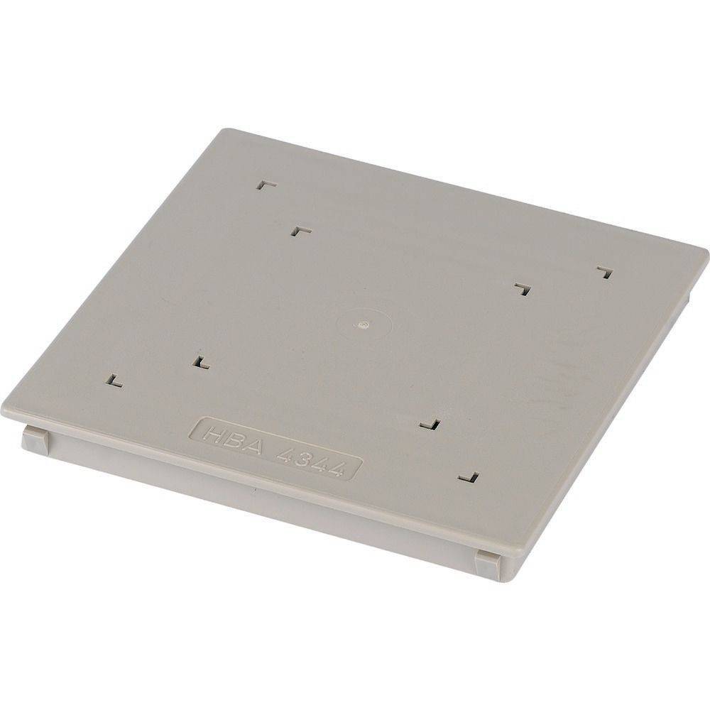 Eine quadratische Plastikabdeckung mit der Aufschrift 'HBA 324', die mehrere Aussparungen und eine ebene Oberfläche aufweist, scheint Teil einer elektrischen oder Versorgungsinstallation zu sein.