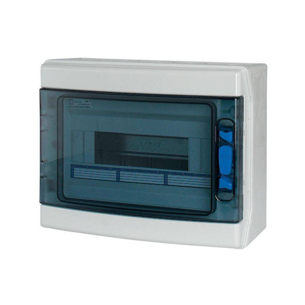 Eine weiße elektrische Verteilerdose mit einem dunklen, transparenten Deckel, der Schaltkreisslots im Inneren sichtbar macht. Die Dose ist rechteckig und an der Wand montiert.